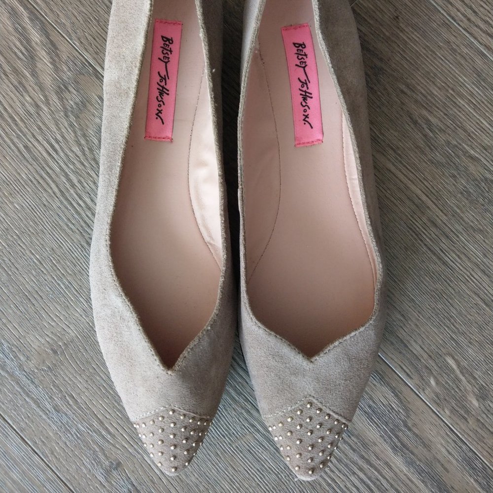Betsey Johnson Sofii size 7 flats, new